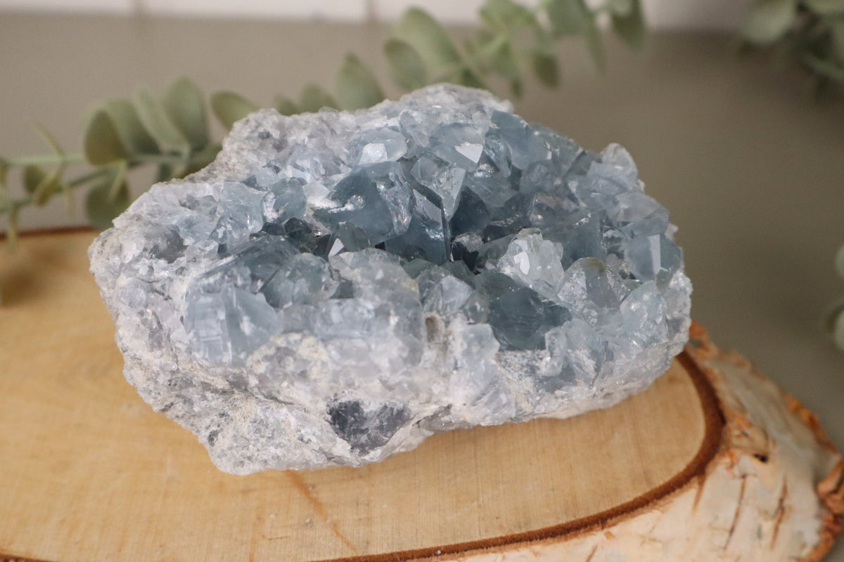 Ruw celestien cluster 812 gram, vierde aanzicht