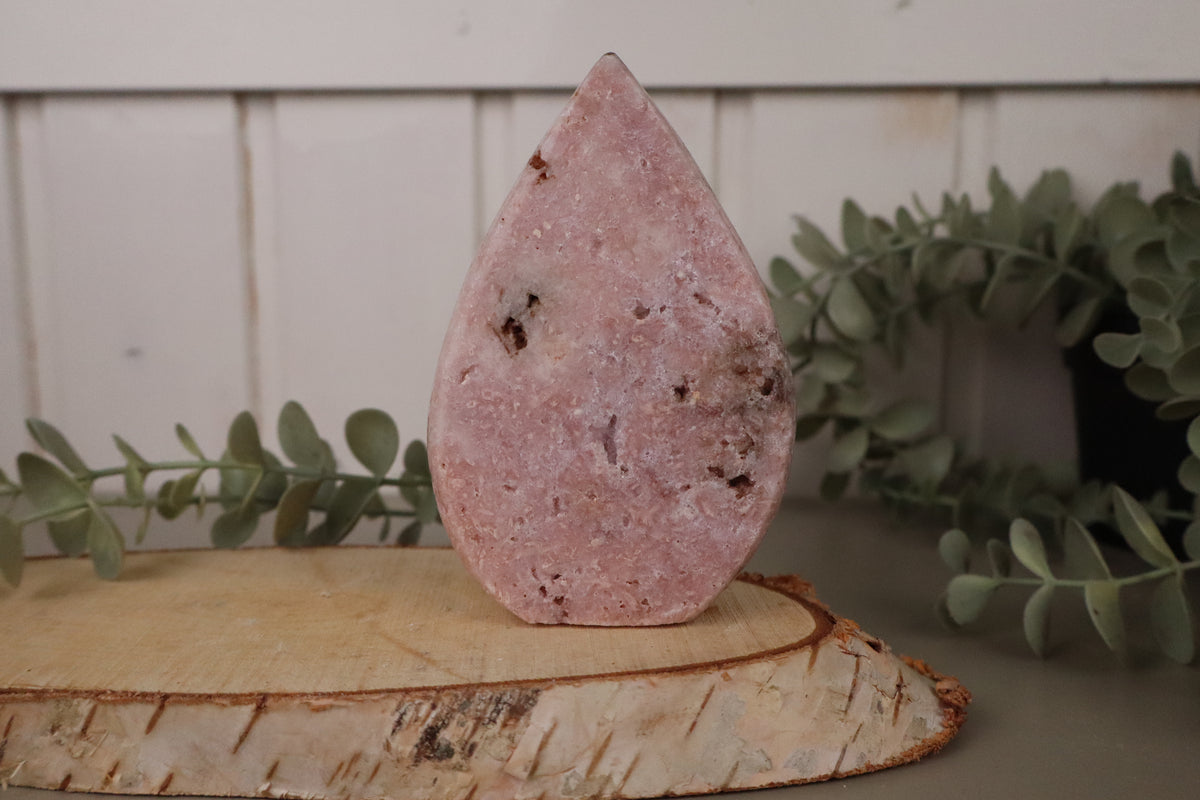 Gepolijste roze amethist vlam van 377 gram