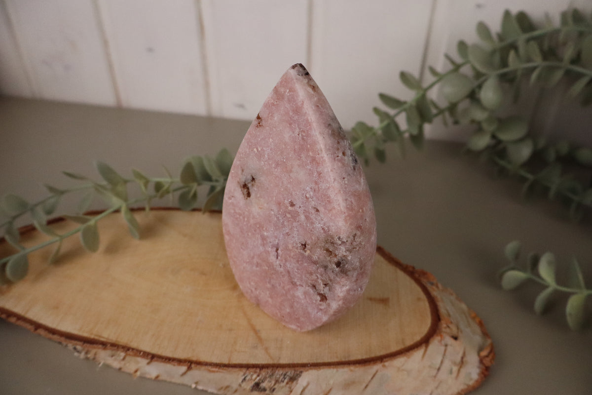 Roze amethist vlam 377 gram, vierde aanzicht