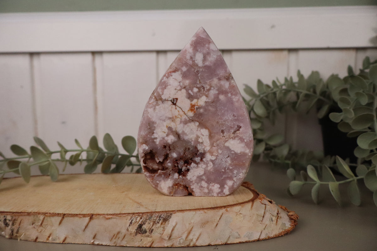 Roze amethist vlam met kristallen, 453 gram