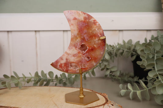 Carneool druzy maan met diepe kristalholtes op standaard, 264 gram