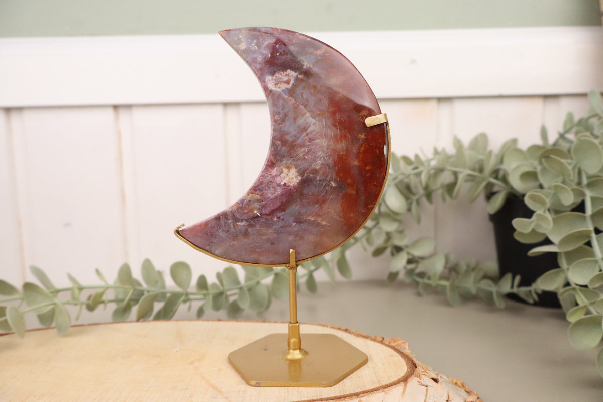 Paars-rode chalcedoon maan 1 van 15,5 cm en 192 gram op goudkleurige standaard