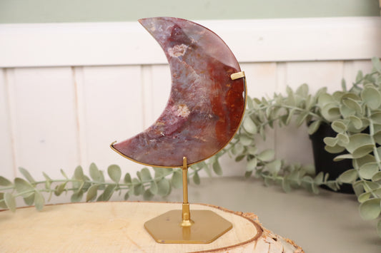 Paars-rode chalcedoon maan 1 van 15,5 cm en 192 gram op goudkleurige standaard
