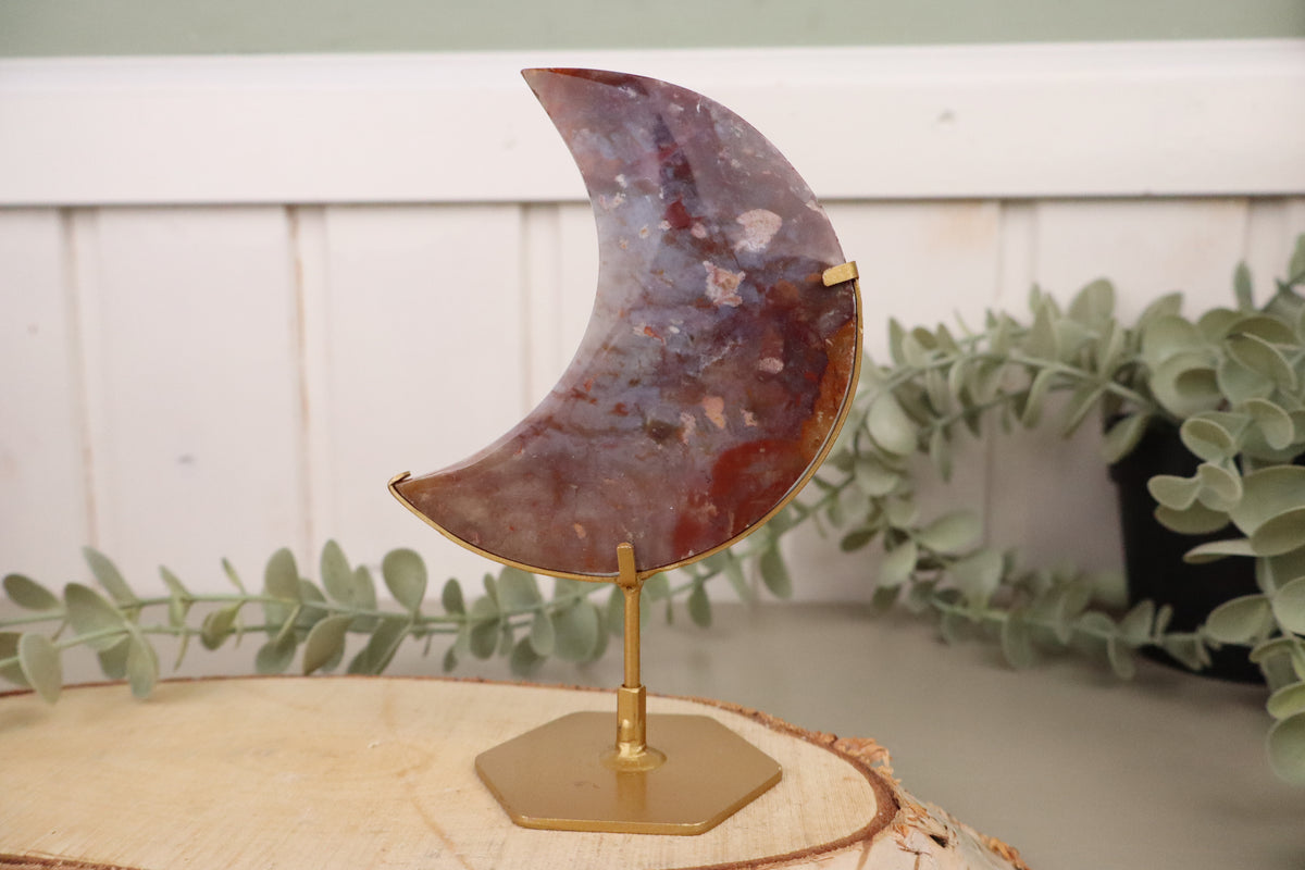 Paars-rode chalcedoon maan 2 van 15,5 cm en 197 gram op goudkleurige standaard