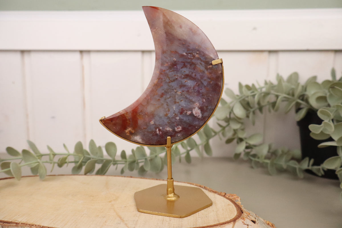 Paars-rode chalcedoon maan 3 van 15,5 cm en 193 gram op goudkleurige standaard