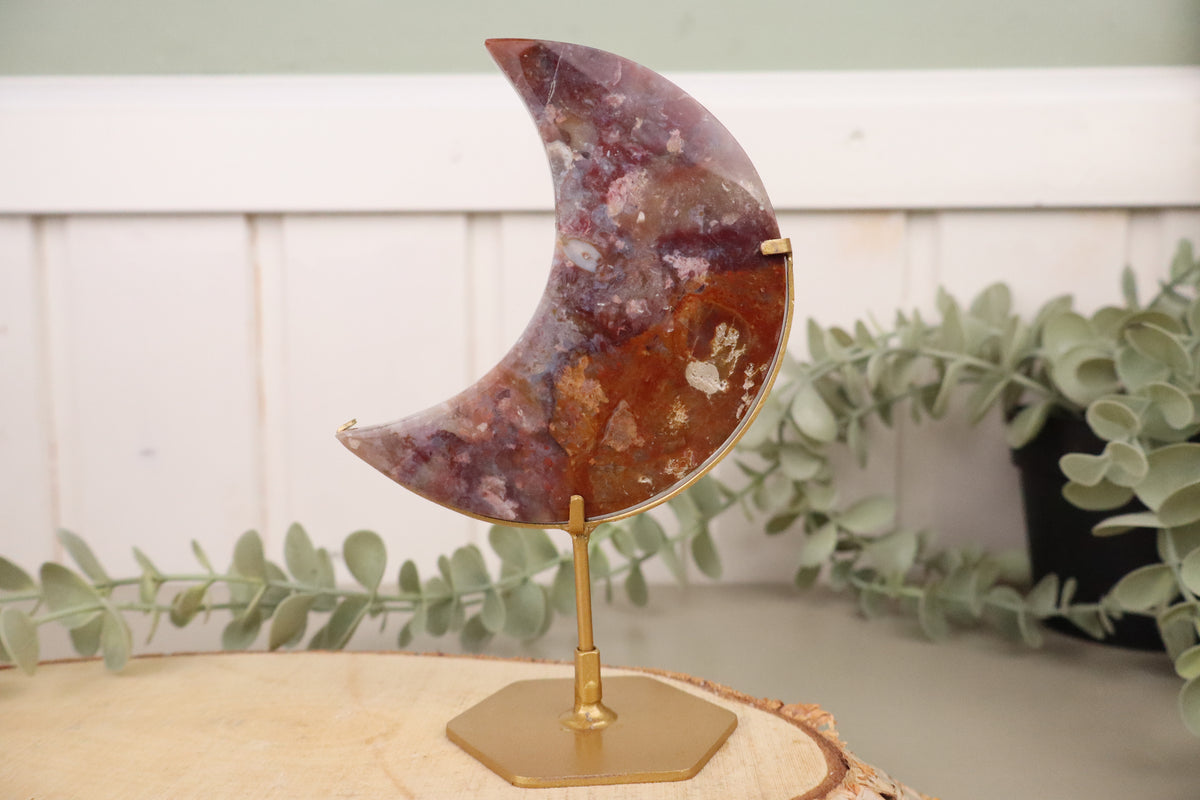 Paars-rode chalcedoon maan 5 van 15,5 cm en 182 gram op goudkleurige standaard