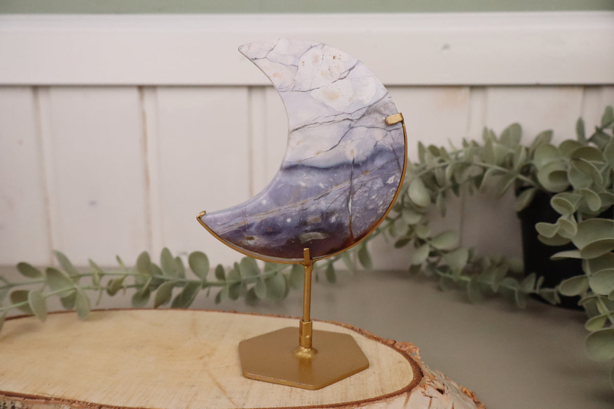 Gepolijste blauwe chalcedoon maan op standaard, 154 gram