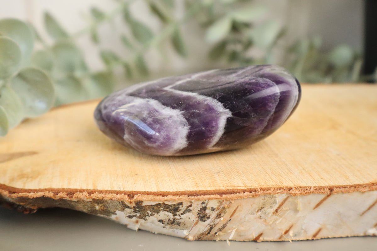 Chevron amethist palmsteen 98 gram, derde aanzicht