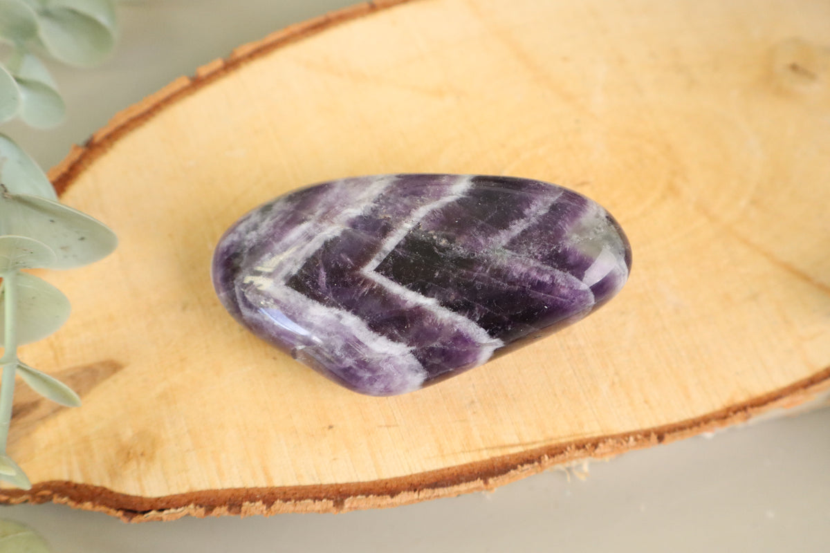 Chevron amethist palmsteen 98 gram, vierde aanzicht