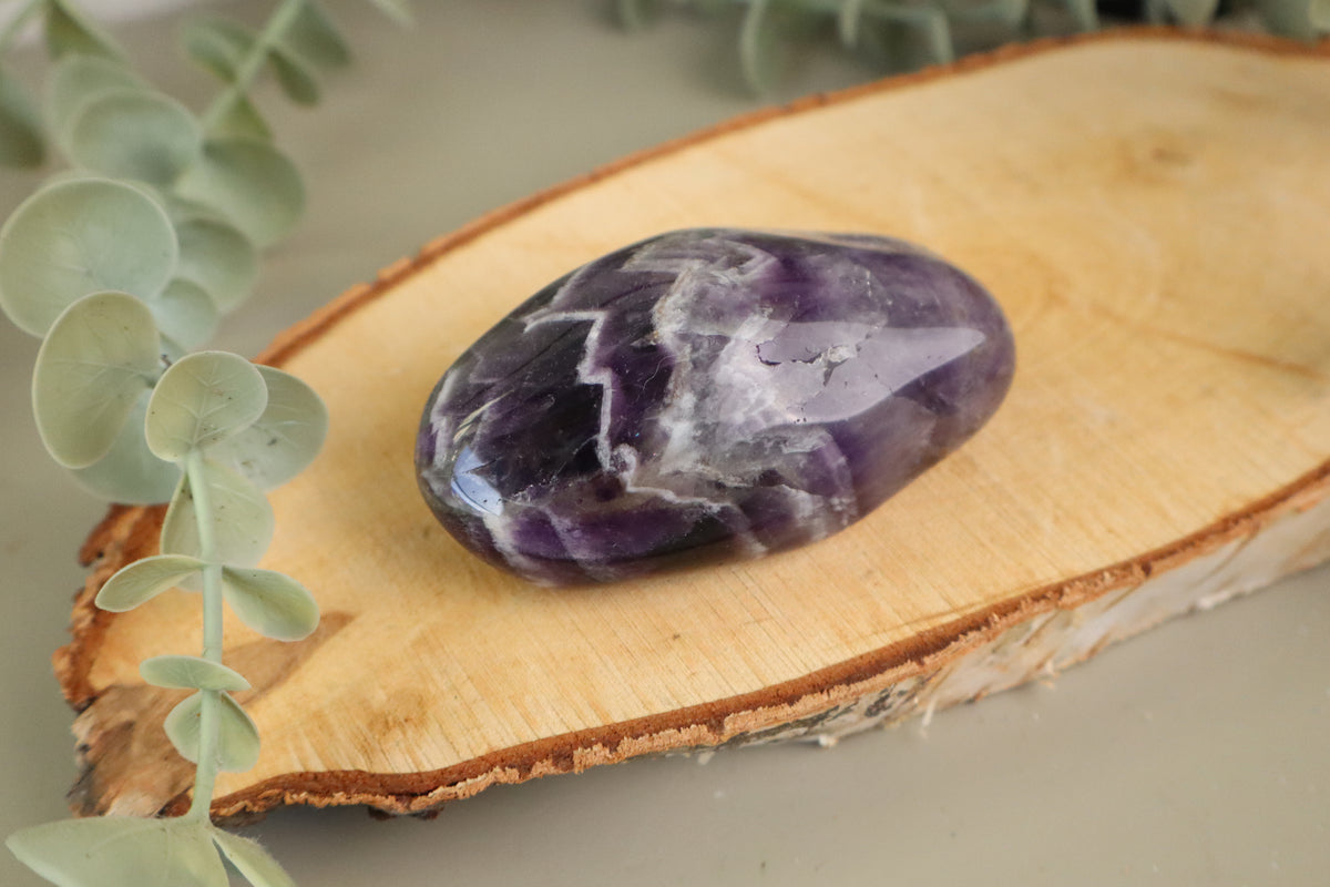 Chevron amethist palmsteen 162 gram, tweede aanzicht