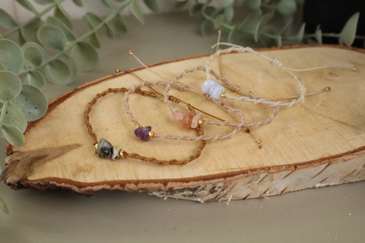 Handgemaakt macramé armbandje met edelsteenchips, zelf samen te stellen