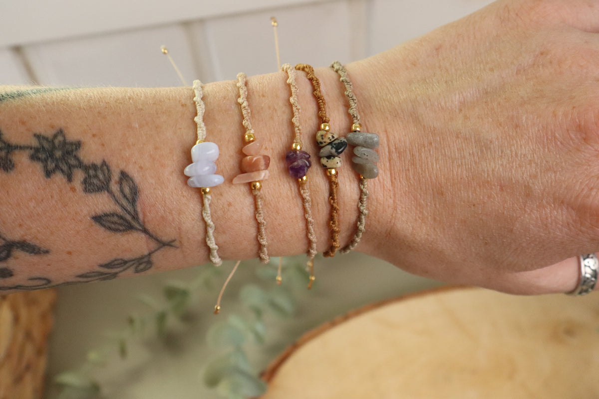 Macramé armbandje met edelsteenchips, tweede aanzicht