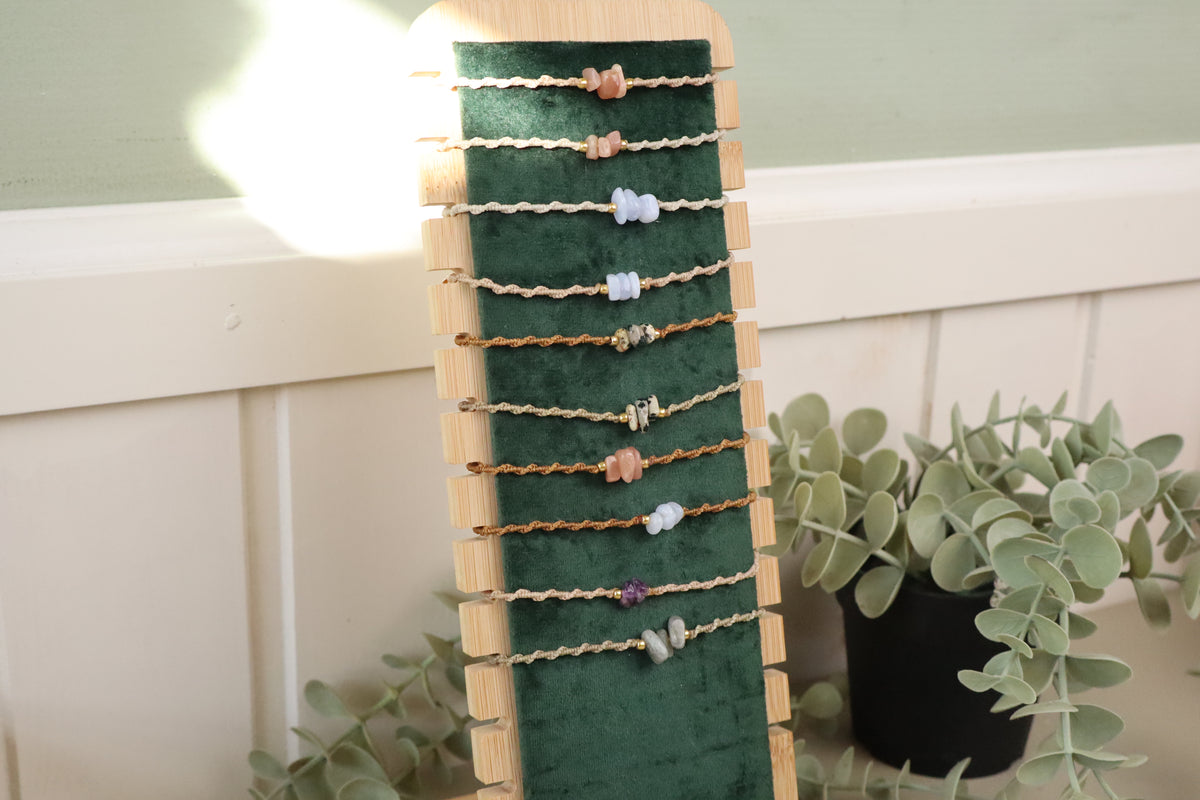 Macramé armbandje met edelsteenchips, derde aanzicht