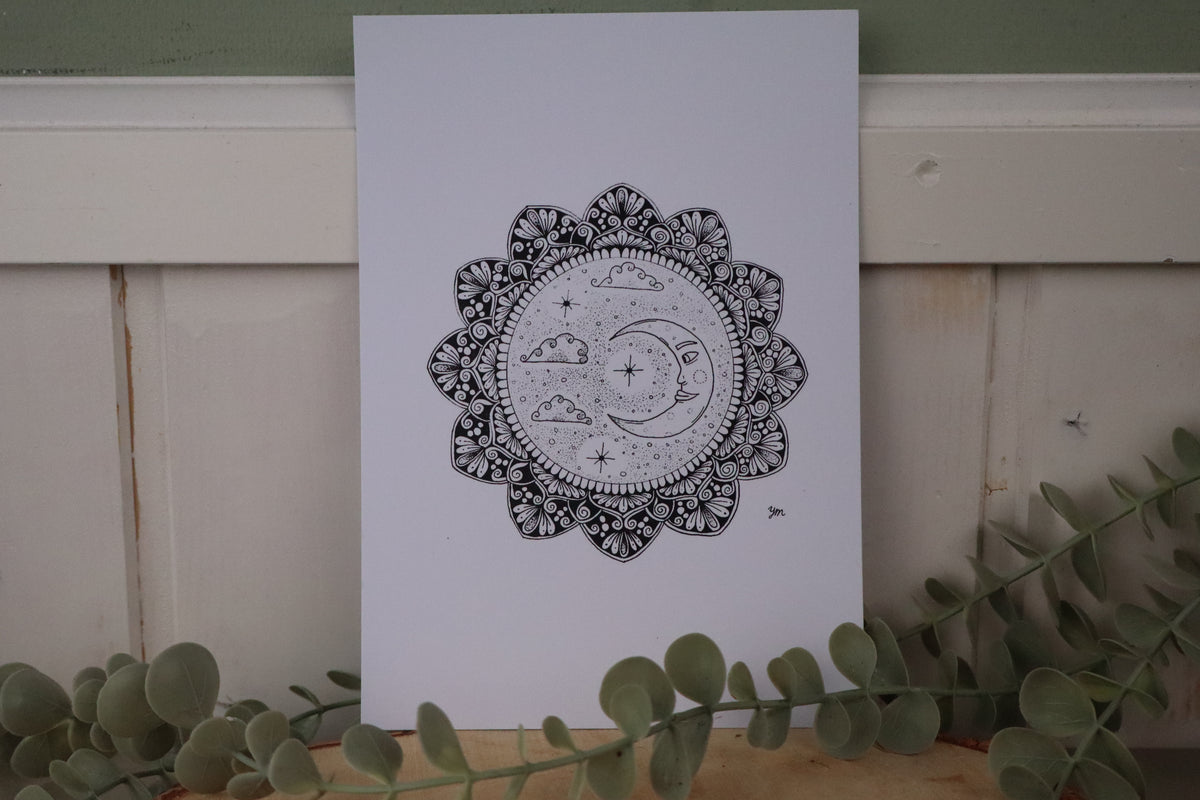 A5 mandala kunstprint Wolkendromer van Yoshi, sikkelmaan met gezicht tussen wolken en sterren