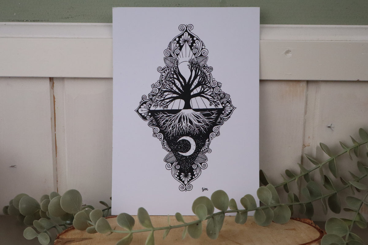 A5 kunstprint Zo Boven, Zo Beneden van Yoshi, levensboom met wortels, zon en maan in een ruitvormige mandala