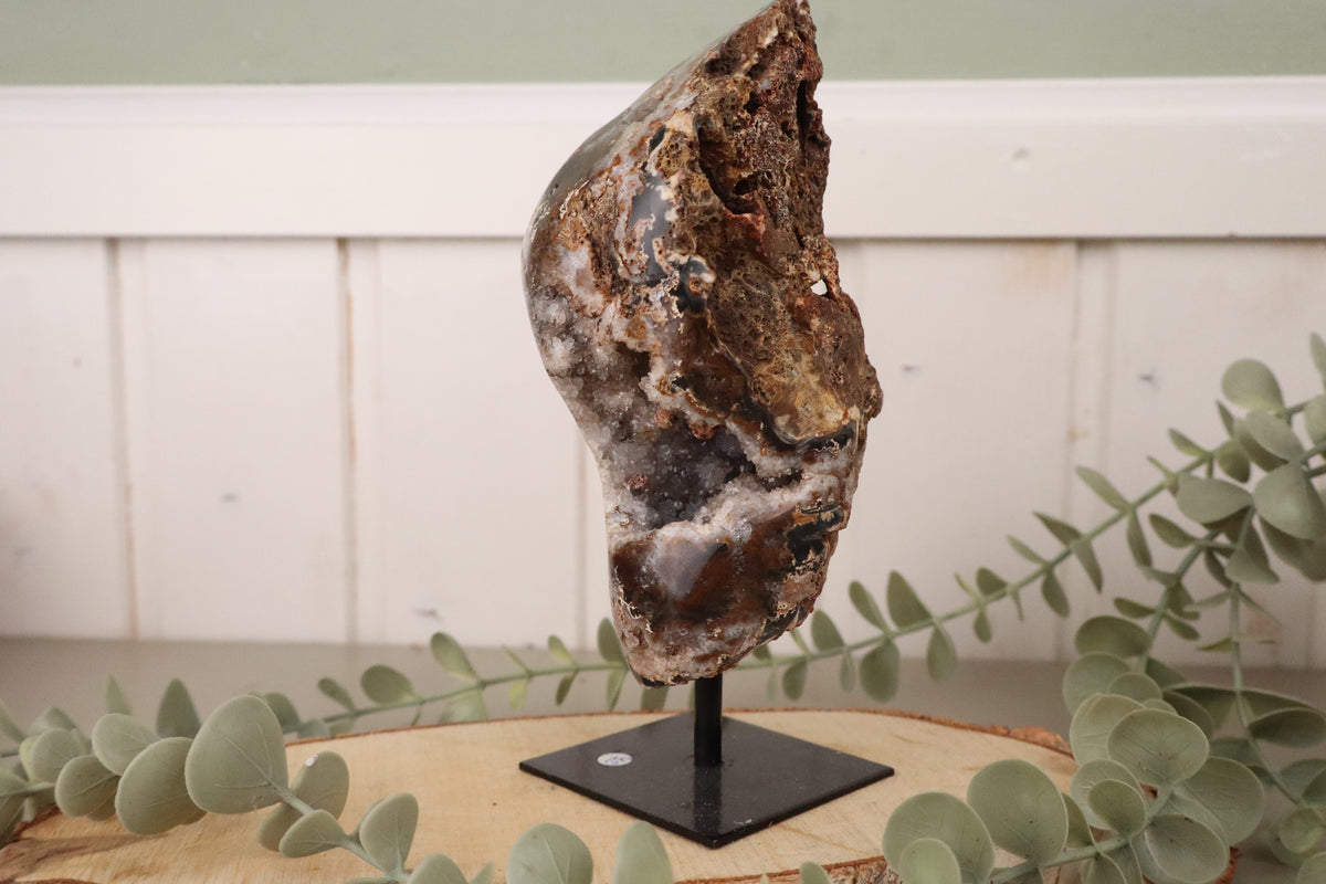 Grote agaat met kristallisatie op standaard van 18,6 x 9,5 cm