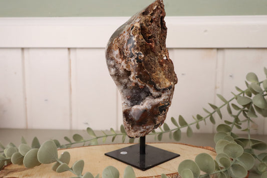 Grote agaat met kristallisatie op standaard van 18,6 x 9,5 cm
