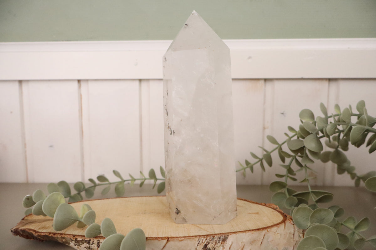 Bergkristal XL toren van 1005 gram, 18,5 cm hoog, vol regenbogen in het kristal