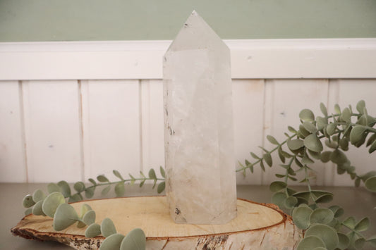 Bergkristal XL toren van 1005 gram, 18,5 cm hoog, vol regenbogen in het kristal