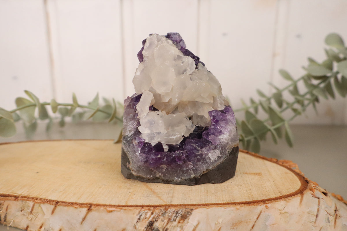 Amethist cluster met calciet van 416 gram, 8,5 x 6,5 cm