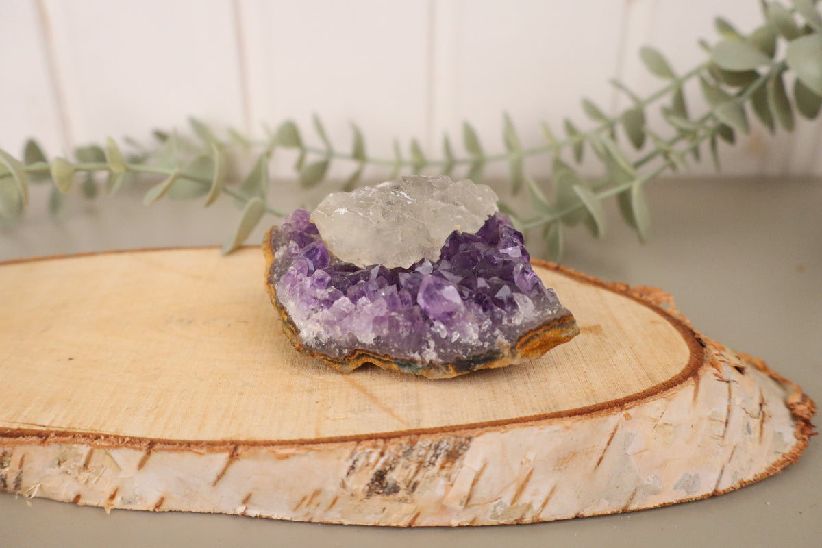 Kleine amethist cluster met calciet van 148 gram, 7,5 x 6 cm