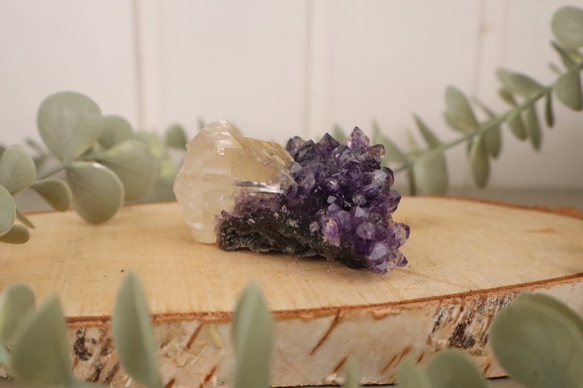 Kleine amethist cluster met calciet van 94 gram, 8 x 5,5 cm