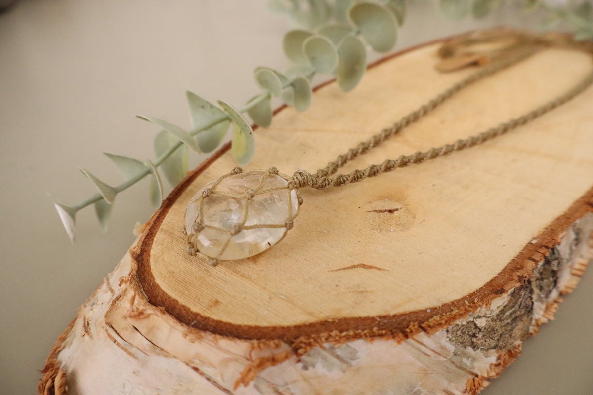 Macramé ketting bergkristal met ster, derde aanzicht