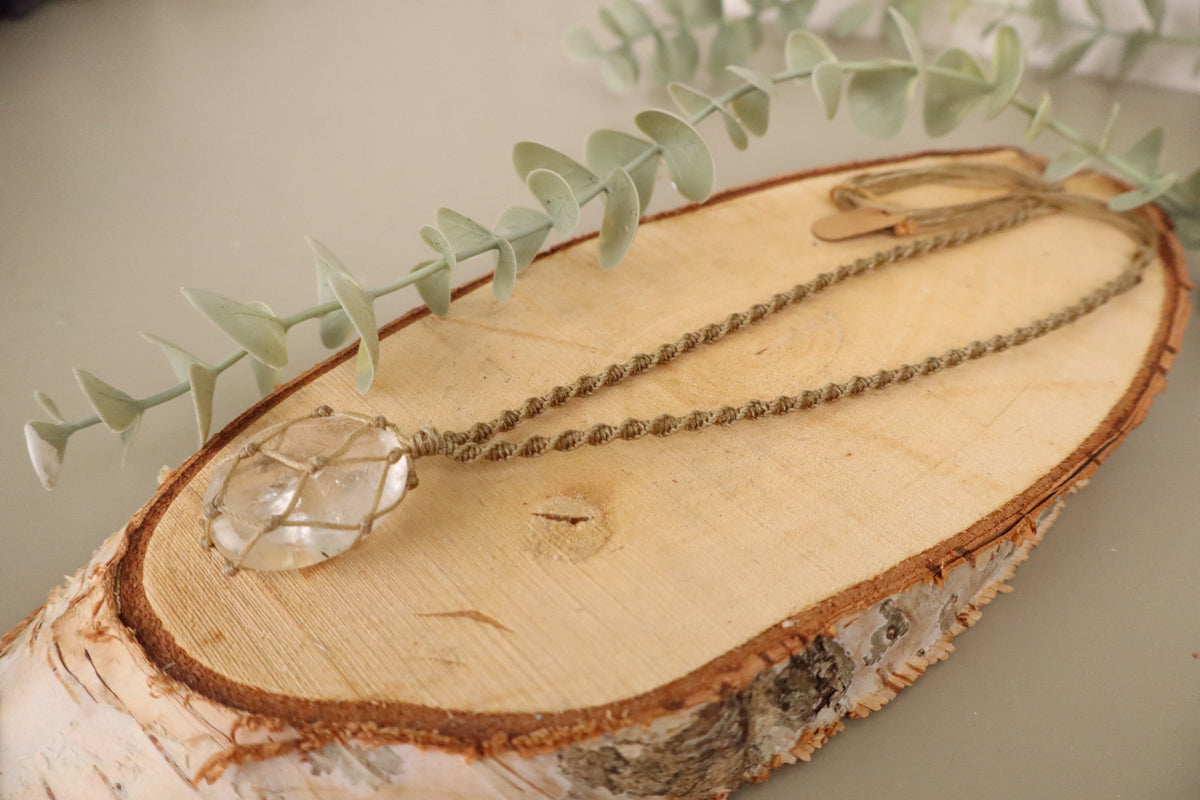 Macramé ketting bergkristal met ster, vierde aanzicht