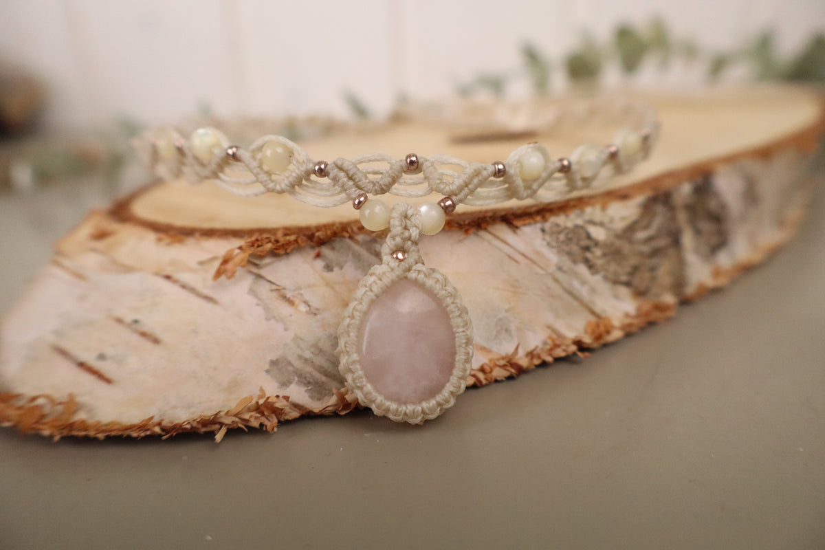 Macramé choker rozenkwarts, derde aanzicht