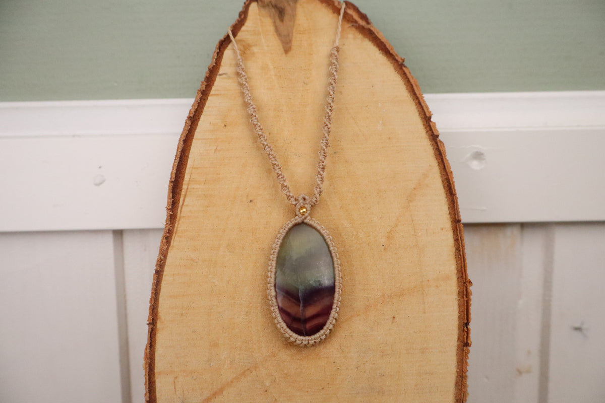 Macramé ketting fluoriet, tweede aanzicht