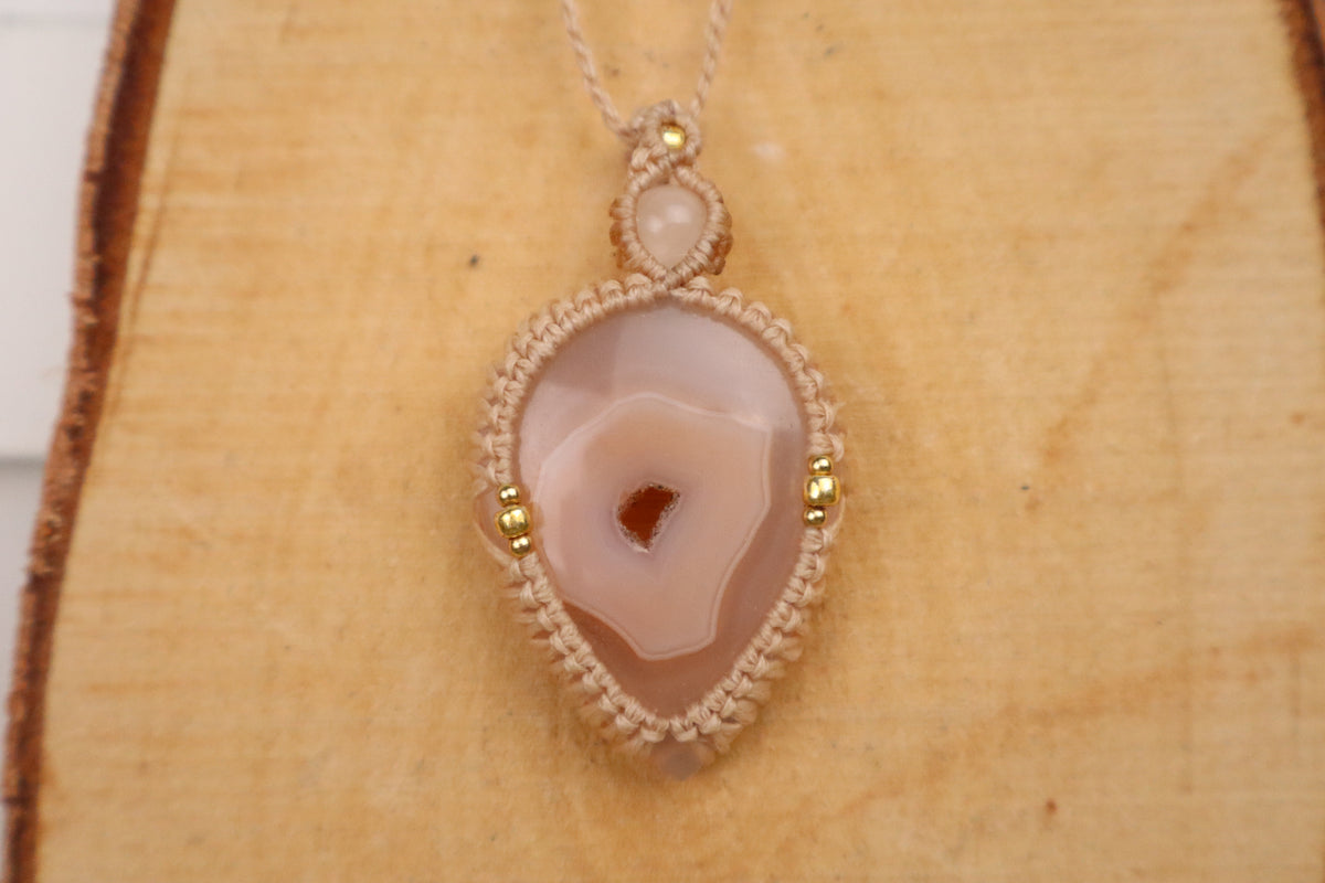 Macramé ketting carneool, derde aanzicht