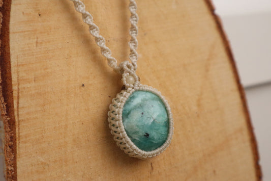 Handgemaakte macramé ketting met amazoniet hanger en zoetwaterparel op wit koord