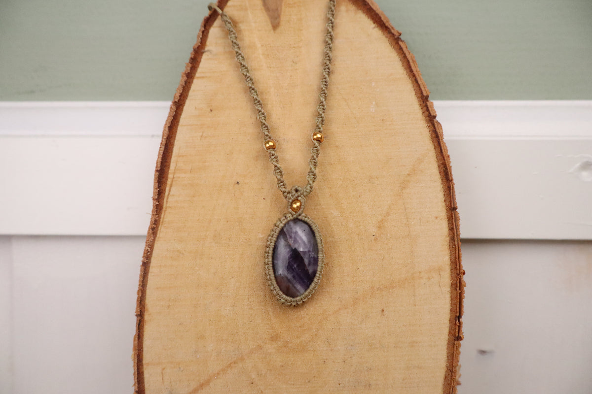 Macramé ketting chevron amethist, derde aanzicht