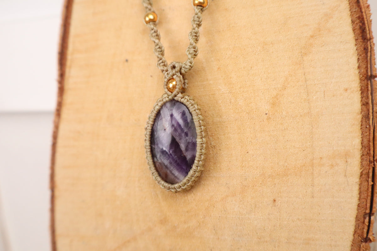 Macramé ketting chevron amethist, vierde aanzicht