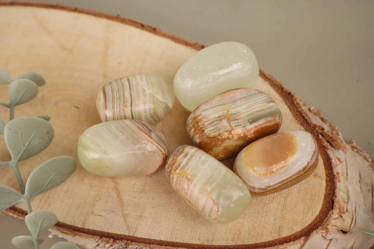 Banded calciet trommelsteen, tweede aanzicht