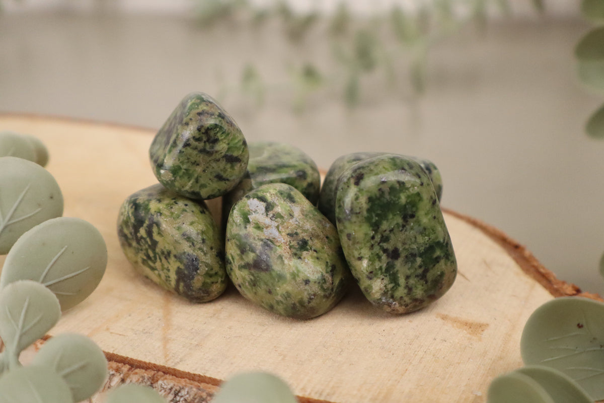 Groene serpentijn trommelstenen van 3 tot 4 cm