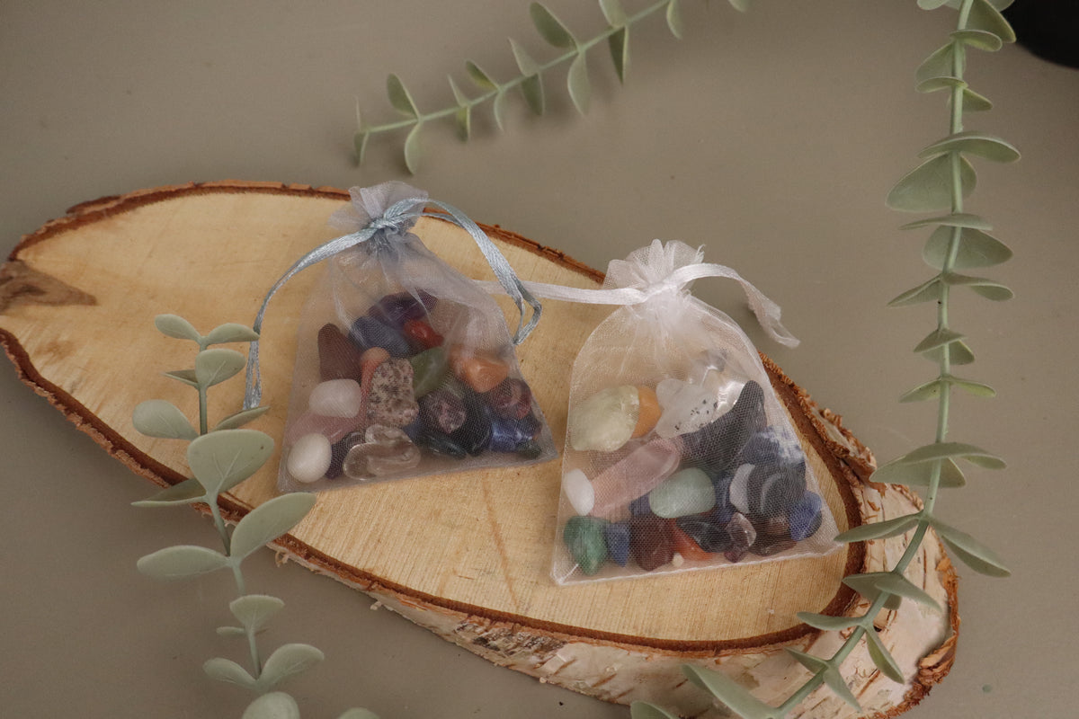 Organza zakje met kleurrijke edelsteen feestmix van 50 gram