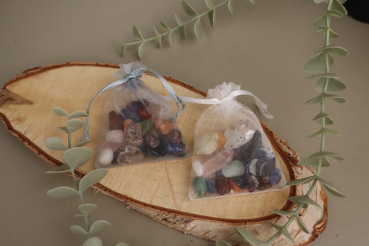 Organza zakje met kleurrijke edelsteen feestmix van 50 gram