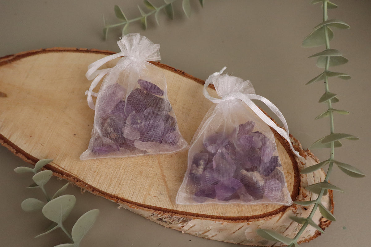 Organza krachtzakje met 50 gram ruwe amethist chips