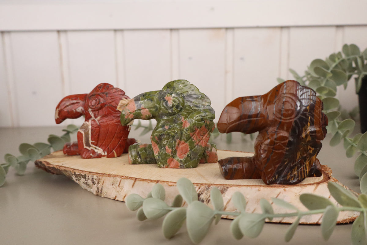 Drie toekan sculpturen van rode jaspis, tijgeroog en unakiet