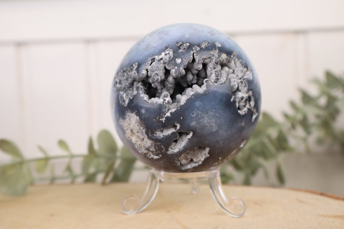 Blauwe chalcedoon bol deels opengewerkt (7,5 cm), vierde aanzicht