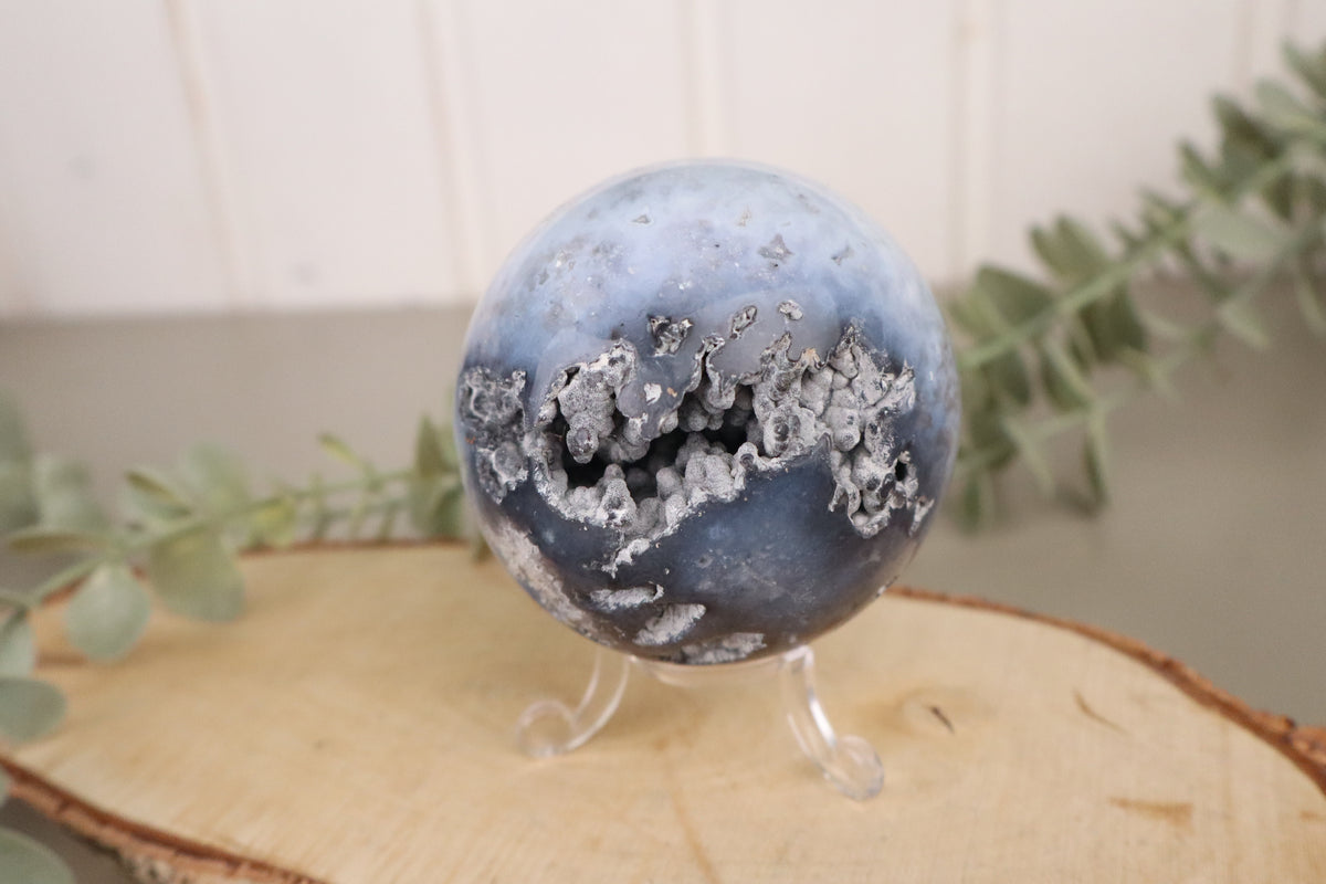Deels opengewerkte blauwe chalcedoon bol van 7,5 cm