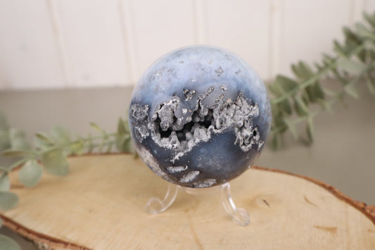 Deels opengewerkte blauwe chalcedoon bol van 7,5 cm