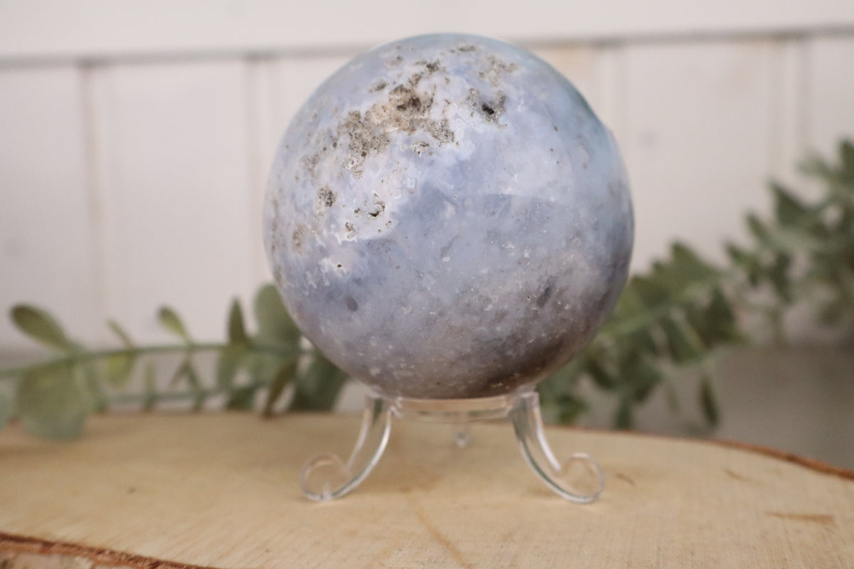 Blauwe chalcedoon bol deels opengewerkt (7,5 cm), tweede aanzicht