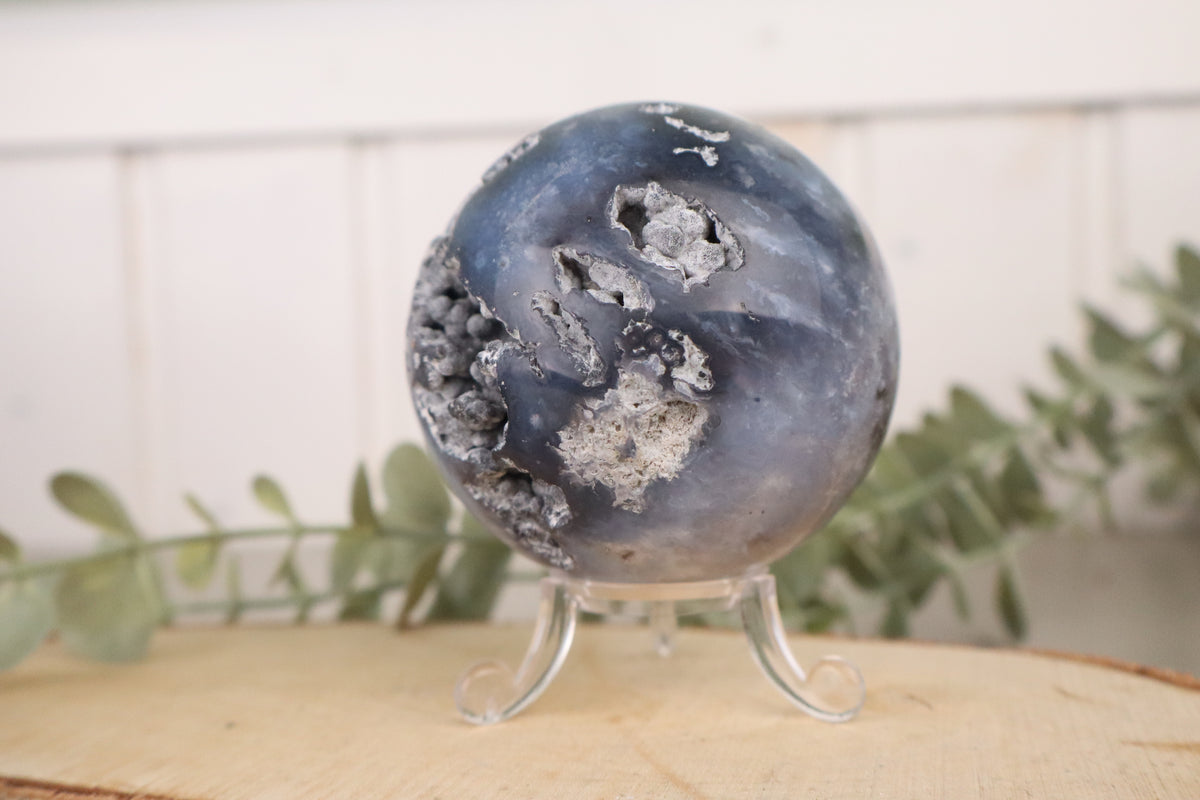 Blauwe chalcedoon bol deels opengewerkt (7,5 cm), derde aanzicht
