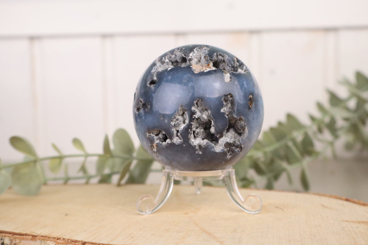 Deels opengewerkte blauwe chalcedoon bol van 7 cm