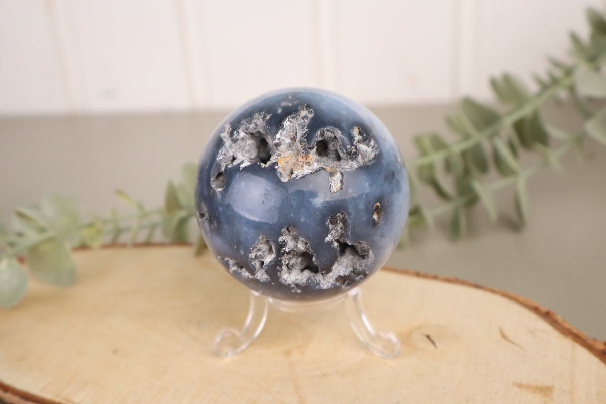 Blauwe chalcedoon bol deels opengewerkt (7 cm), tweede aanzicht