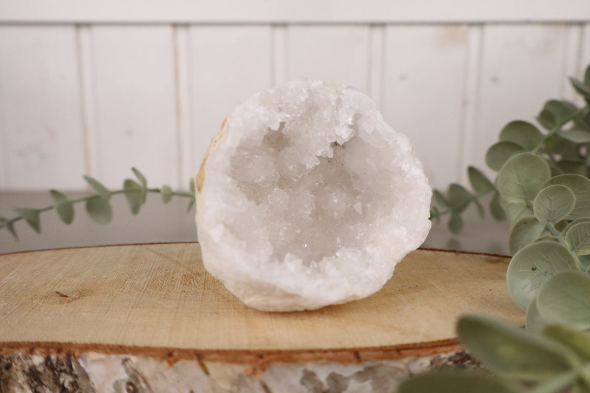 Bergkristal geode van 7 x 6 cm en 153 gram