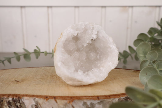 Bergkristal geode van 7 x 6 cm en 153 gram