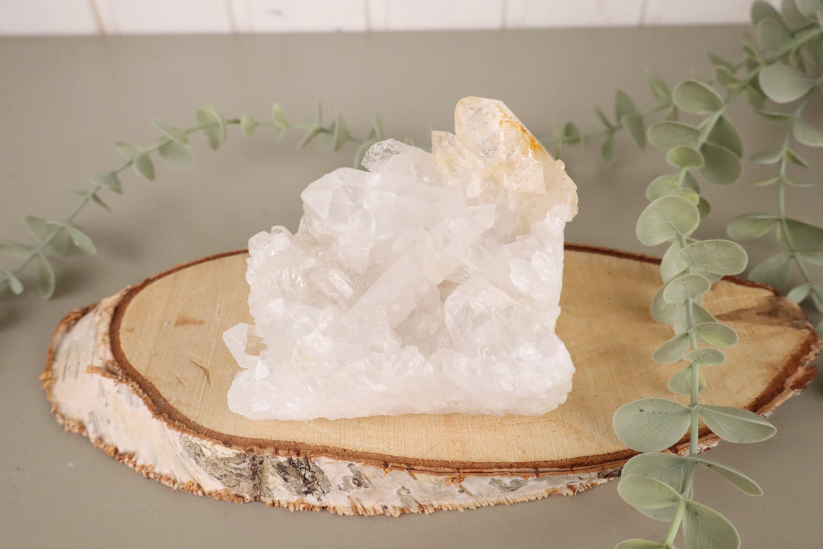 Bergkristal cluster 653 gram, vierde aanzicht
